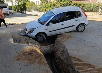 Otomobil kazılan çukura düştü