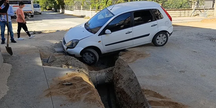 Otomobil kazılan çukura düştü