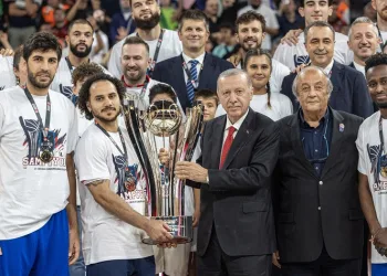 Cumhurbaşkanı Recep Tayyip Erdoğan, A. Efes’e kupasını takdim etti