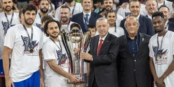 Cumhurbaşkanı Recep Tayyip Erdoğan, A. Efes’e kupasını takdim etti