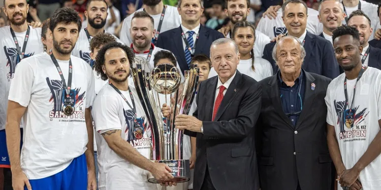 Cumhurbaşkanı Recep Tayyip Erdoğan, A. Efes’e kupasını takdim etti