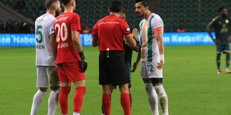 Kocaelispor – Şanlıurfaspor maçının devre arasında maça çıkmama krizi yaşandı