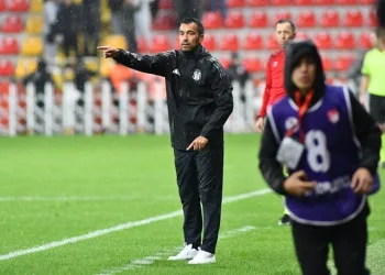Beşiktaş Teknik Direktörü  Giovanni Van Bronckhorst: “Çok değişiklik yapmak zorunda kaldık”