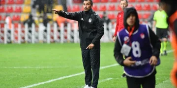 Beşiktaş Teknik Direktörü  Giovanni Van Bronckhorst: “Çok değişiklik yapmak zorunda kaldık”