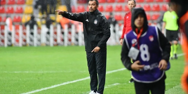 Beşiktaş Teknik Direktörü  Giovanni Van Bronckhorst: “Çok değişiklik yapmak zorunda kaldık”