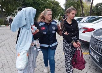 Polisin evinden silah ve ziynet eşyası çalan 2 kadın tutuklandı