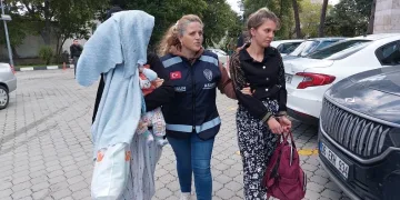 Polisin evinden silah ve ziynet eşyası çalan 2 kadın tutuklandı