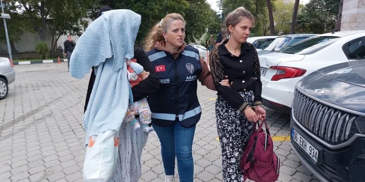 Polisin evinden silah ve ziynet eşyası çalan 2 kadın tutuklandı