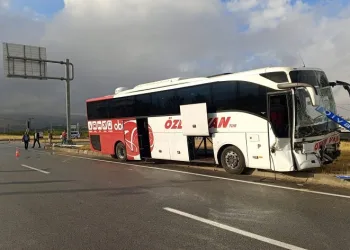 Yolcu otobüsü ile traktör çarpıştı: 1 ölü 1 yaralı