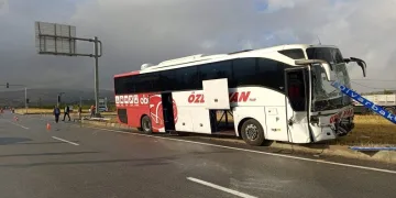 Yolcu otobüsü ile traktör çarpıştı: 1 ölü 1 yaralı