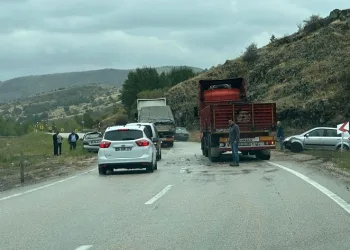 Maddi hasarlı zincirleme trafik kazası