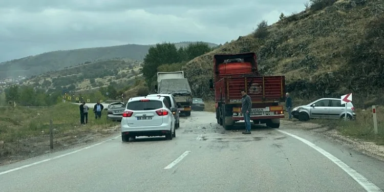 Maddi hasarlı zincirleme trafik kazası