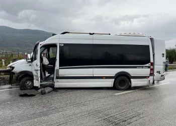 D100’de minibüs bariyerlere çarptı