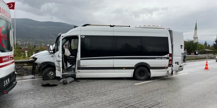 D100’de minibüs bariyerlere çarptı