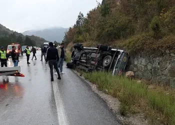 Yoldan çıkan pikap duvara çarptı