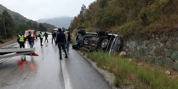 Yoldan çıkan pikap duvara çarptı