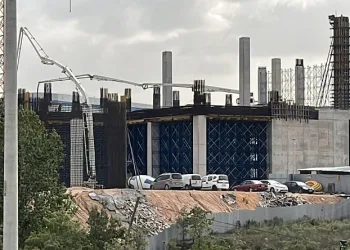 Platformdan düşen 2 inşaat işçisi yaralandı