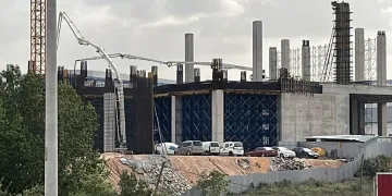 Platformdan düşen 2 inşaat işçisi yaralandı