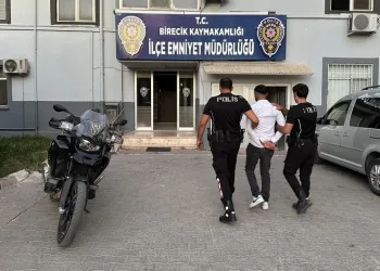 Hırsızlık ve dolandırıcılıktan aranan zanlı yakalandı
