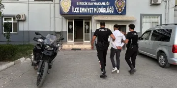 Hırsızlık ve dolandırıcılıktan aranan zanlı yakalandı