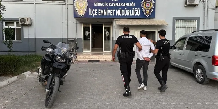 Hırsızlık ve dolandırıcılıktan aranan zanlı yakalandı