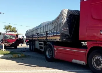 Panelvan tıra çarptı: 12 yaralı