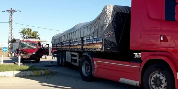 Panelvan tıra çarptı: 12 yaralı