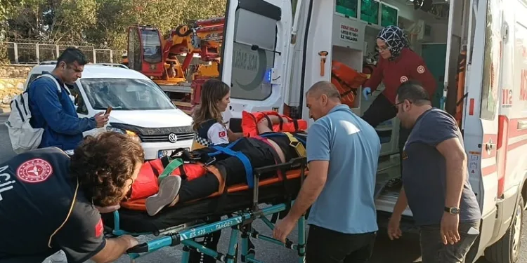 Otomobille motosiklet çarpıştı: 2 yaralı