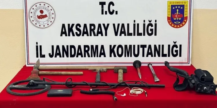 Kaçak kazı yapan defineciler suçüstü yakalandı