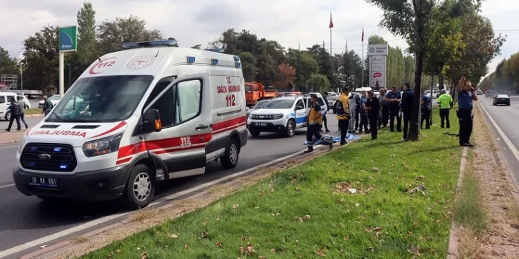 Hafif ticari aracın çarptığı yaya hayatını kaybetti