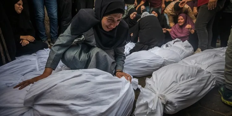 İsrail Gazze’de yerleşim alanı ve okullara saldırdı
