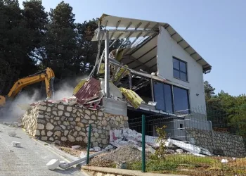 Bursa’da kaçak villa yıkıldı