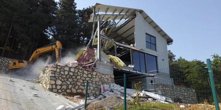 Bursa’da kaçak villa yıkıldı