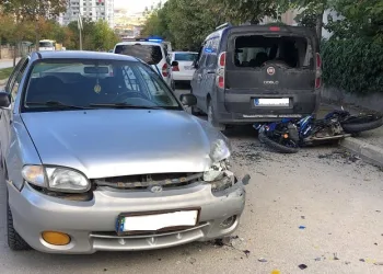 Ters yönde ilerleyen otomobil motosikletle çarpıştı