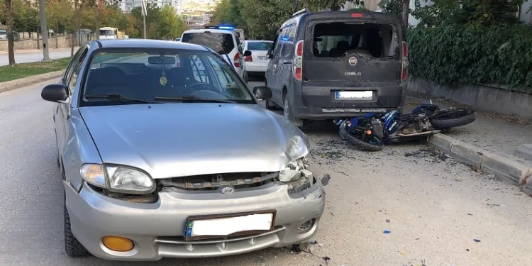 Ters yönde ilerleyen otomobil motosikletle çarpıştı
