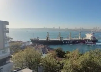 İstanbul Boğazı’nda 2 yük gemisi çarpıştı