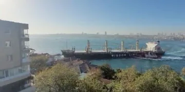 İstanbul Boğazı’nda 2 yük gemisi çarpıştı