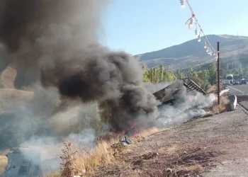 Kontrolden çıkan tır şarampole yuvarlanıp alev aldı