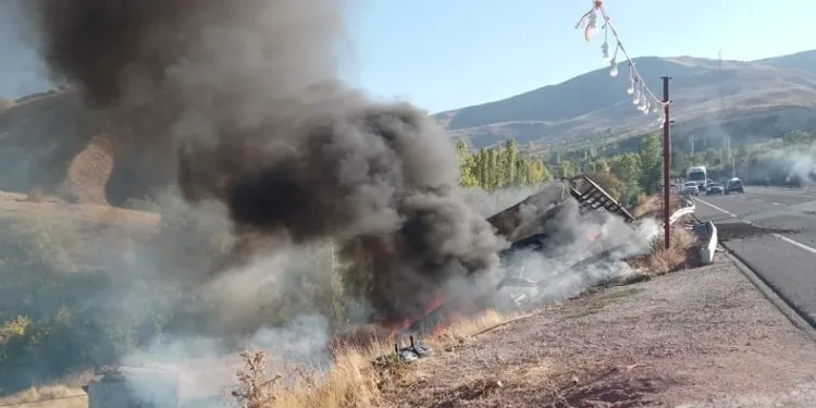 Kontrolden çıkan tır şarampole yuvarlanıp alev aldı