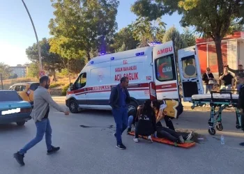 Ticari taksi ile motosiklet çarpıştı