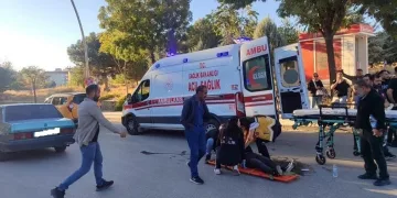 Ticari taksi ile motosiklet çarpıştı