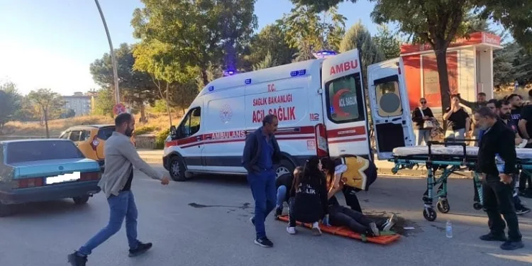 Ticari taksi ile motosiklet çarpıştı
