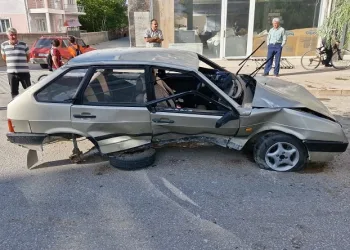 Kaldırıma çarpan otomobil takla attı