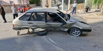 Kaldırıma çarpan otomobil takla attı