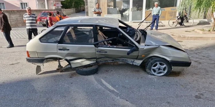 Kaldırıma çarpan otomobil takla attı