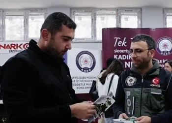 Polisten gençlere bilgilendirme