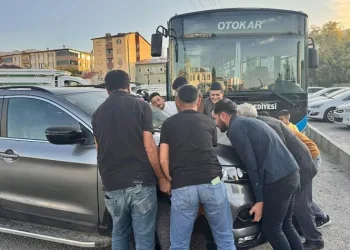 Hatalı park edilen aracı vatandaşlar el birliğiyle yerinden kaldırdı