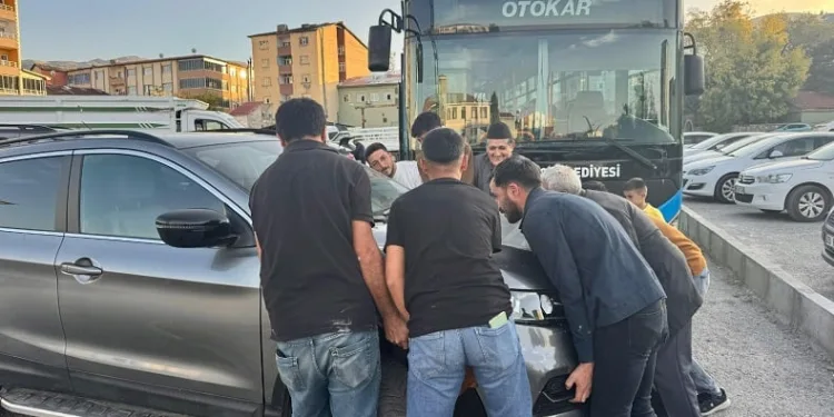 Hatalı park edilen aracı vatandaşlar el birliğiyle yerinden kaldırdı