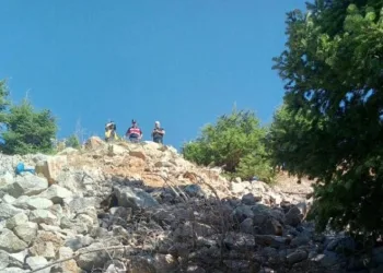 Tuvalet için yol kenarında durdu, 40 metrelik uçuruma yuvarlandı