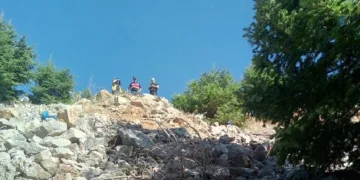 Tuvalet için yol kenarında durdu, 40 metrelik uçuruma yuvarlandı
